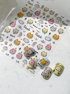 Detail von Cartoon Katzen Nagelaufklebern mit bunten Herzen und Maniküre-Beispielen
