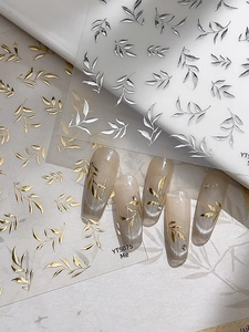 Détail des stickers ongles YT5075 feuilles dorées sur ongles avec dégradé