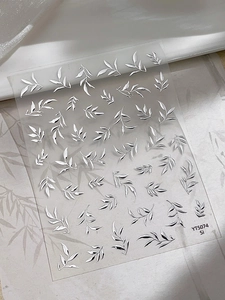 Détail de stickers nail art feuilles argentées avec texture 3D et finition métal