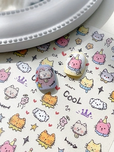 Makro-Detail von süßen Katzen-Nagelstickern mit Pastellwolken und Fischgräten-Mustern