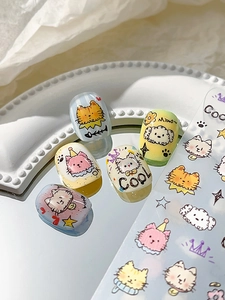 Details niedlicher handgezeichneter Katzen-Nagelaufkleber mit Miao- und Cool-Schriftzügen