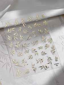 Détail de stickers d'ongles gaufrés en or 3D avec motifs de feuilles et de branches