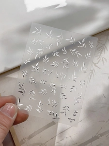 Détails de motifs de feuilles blanches embossées sur stickers à ongles modèle YT5074