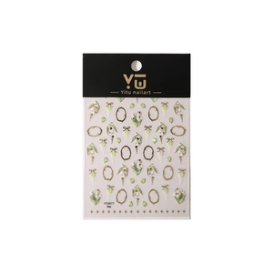 Stickers à ongles muguet avec nœud doré et motifs floraux vintage sur fond blanc immaculé