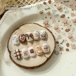Détail des stickers d'ongles en relief 3D avec d'adorables oursons et fraises en dessin animé