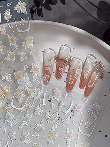 Adesivi per unghie 5D con fiori bianchi e dorati su unghie sfumate color corallo