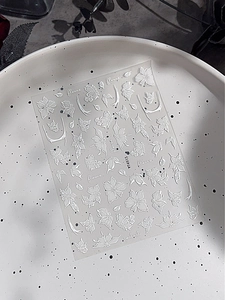 Dettaglio macro degli adesivi per unghie YT4915 fiori bianchi a rilievo con motivi 3D