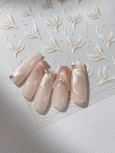 Dettaglio unghie finte rosa sfumato con rilievi 3D a coda di pesce, perle e strass lucidi