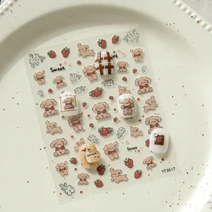 Autocollants d'ongles ours en relief avec motifs de caniche et fraise sur plateau blanc