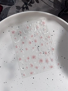 Dettaglio ravvicinato degli adesivi per unghie con fiori rosa in rilievo YT4916 su piatto