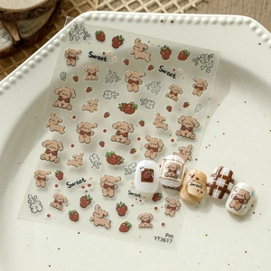 Détail d'autocollants gaufrés pour ongles avec ours, fraises et motifs de chiens