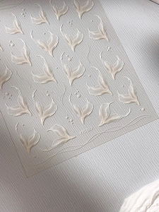 Dettaglio macro di adesivi per unghie 3D a coda di sirena con finitura bianco perlato
