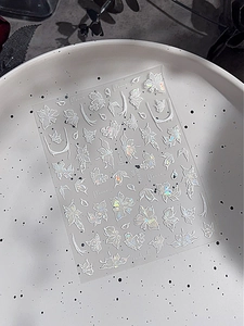 Dettaglio macro di adesivi 3D per unghie a fiori con effetto glitter laser iridescente