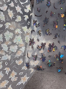 Dettaglio di adesivi per unghie a fiori 3D con effetti olografici e perlescenti