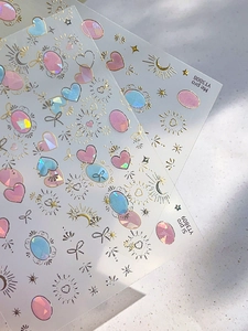 Dettaglio di adesivi olografici per unghie YT3808 con cuori dorati e fiocchi laser