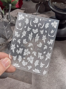 Dettaglio degli adesivi per nail art a rilievo con fiori bianchi e codice YT4915