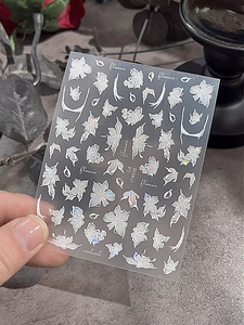 Dettaglio macro degli adesivi per unghie con fiori bianchi laser YT4936 effetto olografico