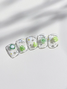 Détails de stickers à ongles transparents avec trèfles verts et motifs floraux de marguerites