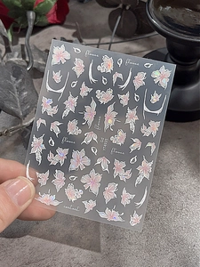 Macro di adesivi per unghie a fiori in rilievo con finitura laser iridescente scintillante