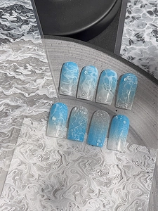 Détail d'autocollants nail art dégradé bleu océan avec accents de gouttes d'eau 3D