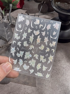 Adesivo floreale olografico per unghie con finitura glitterata e design floreale dettagliato