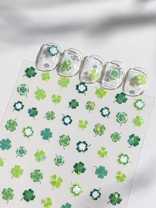 Détails des autocollants nail art trèfles et marguerites avec des capsules d'exposition