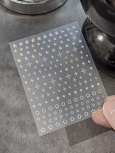 Détail d'autocollants pour ongles étoiles holographiques avec finition laser brillante
