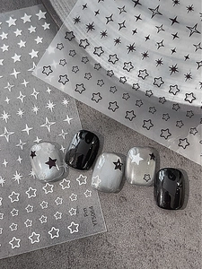 Détails d'autocollants pour ongles avec étoiles et croix dorées sur fond minimaliste
