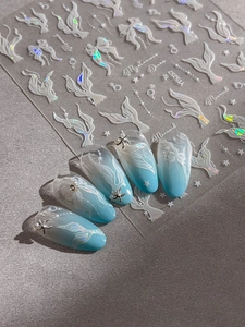 Autocollants 5D pour ongles en relief sirène avec finition laser blanche sur ongles bleus