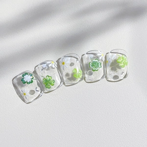 Faux ongles d'orteils avec trèfles et marguerites 3D colorés sur base transparente