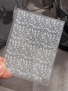 Détail d'autocollant à ongles semi-transparent avec motif marbre blanc et code YT5267