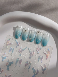 Vue détaillée des autocollants à ongles sirène avec dégradé bleu et fini laser