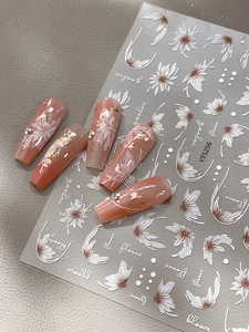 Détails de stickers nail art fleurs avec feuilles d'or et strass sur ongles roses