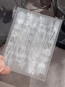 Vue détaillée d'autocollant à ongles ultra-fin avec texture de vagues blanches mates