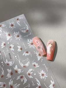 Gros plan sur autocollants nail art YT5256 fleurs en relief avec marguerites et feuille d'or