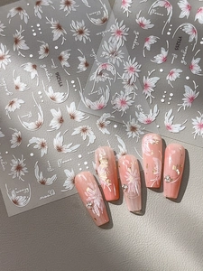 Vue détaillée d'autocollants pour ongles à motifs floraux et faux ongles dégradé orange