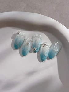 Détails de faux ongles style sirène avec perles et dégradé bleu océan élégant