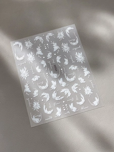 Vue détaillée d'autocollants pour ongles à fleurs blanches en relief sur fond en cuir gris