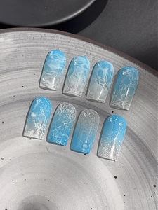 Détail de stickers à ongles effet marbre bleu avec gouttes d'eau 3D et vagues d'océan
