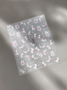 Détail macro du sticker nail art floral YT5255 avec lettrage bloom sur cuir gris