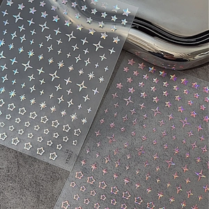 Autocollants holographiques dorés pour ongles avec motifs d'étoiles minimalistes