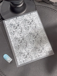 Détail macro de stickers pour ongles à vagues marbrées grises avec texture fumée fine