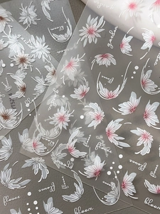 Détails macro d'autocollants 5D pour ongles avec fleurs blanches et textes élégants