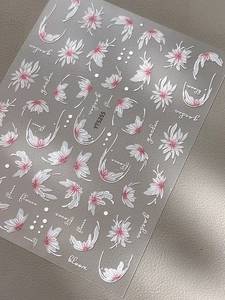 Autocollants d'ongles détaillés avec fleurs roses et blanches et texte artistique