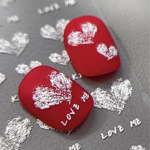 Matte rote Nageltattoo-Sticker mit weißen Herzen und LOVE ME Schriftzug Design
