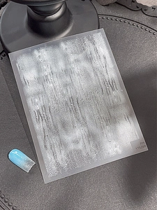 Détail macro d'autocollants pour ongles ultra-fins avec texture de vague et gouttes d'eau