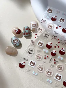 Détail des autocollants d'ongles ours et cerise appliqués sur des ongles finis