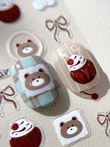 Détail de stickers 3D pour ongles avec ours bruns, cerises et nœuds papillon vert menthe