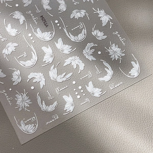 Stickers à ongles 5D embossés avec motifs floraux blancs et designs de fleurs élégantes