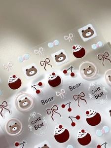 Détail d'autocollants 3D mignons avec ours et cerises et une texture en relief